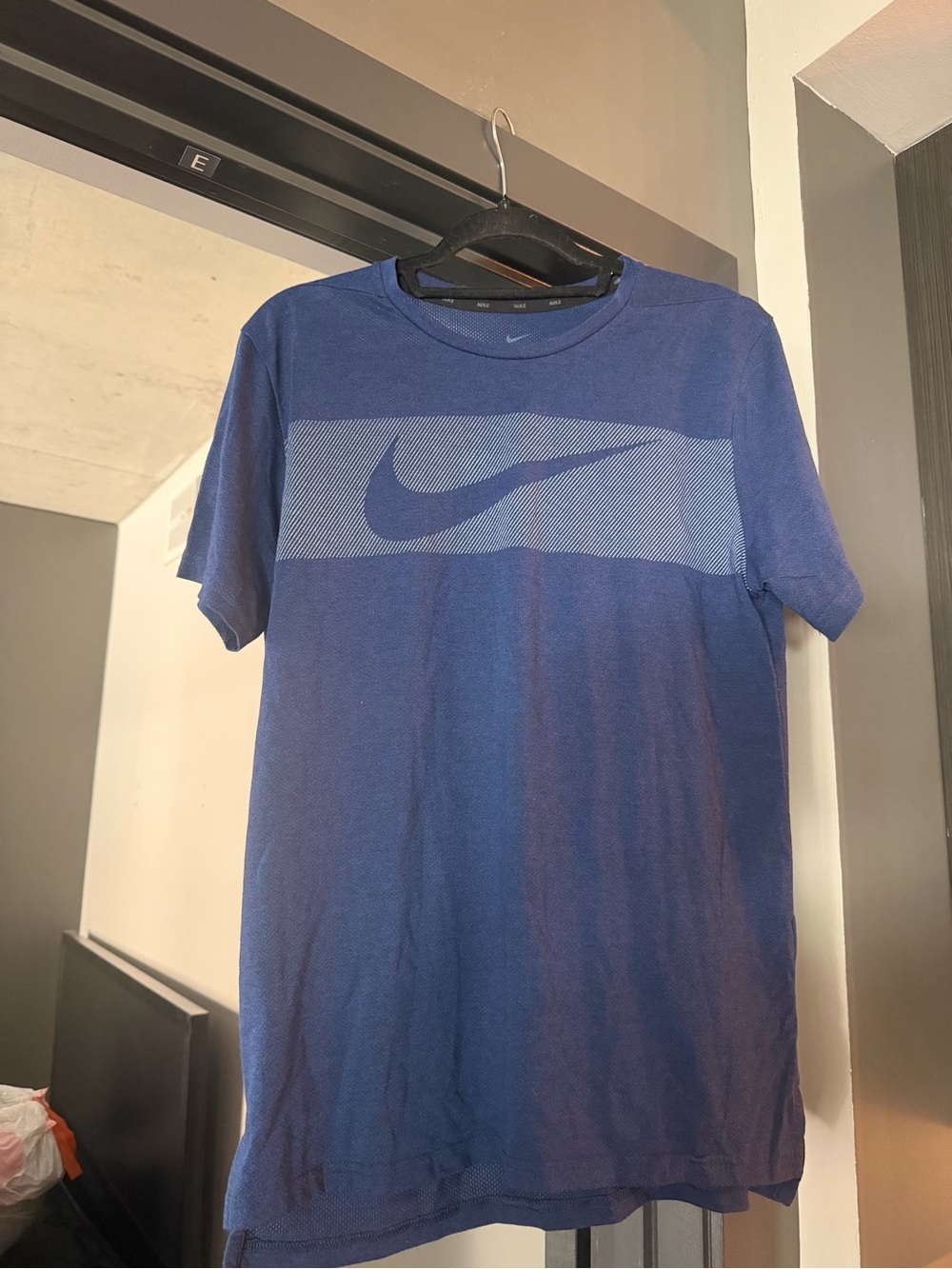 Nike Men’s Navy Blue Short-Sleeve Swoosh Tee